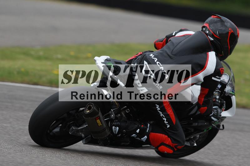 Archiv-2022/13 25.04.2022 Plüss Moto Sport ADR/Freies Fahren/backside